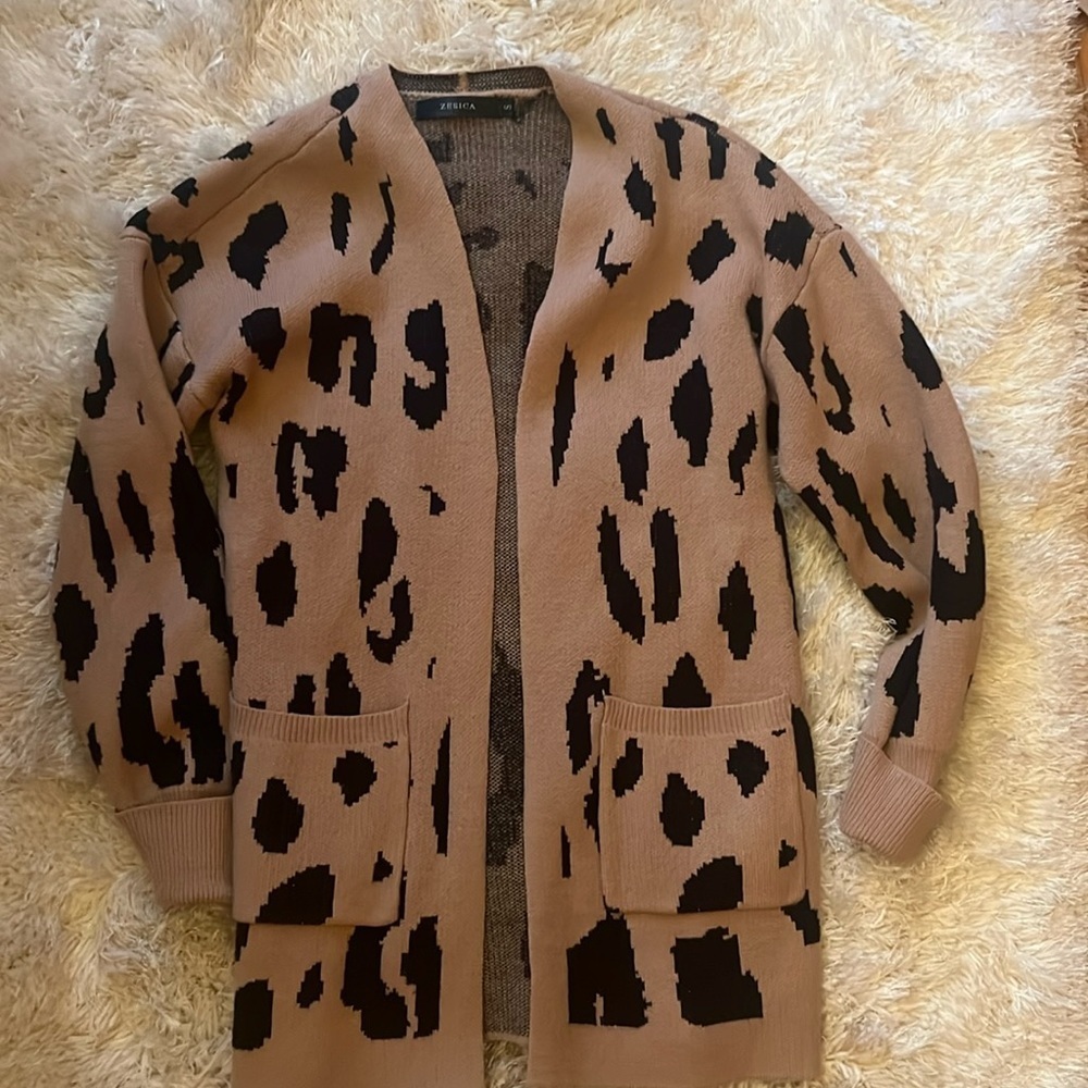 Zesica szS cheetah print cardigan with 2 front pockets . Hip length